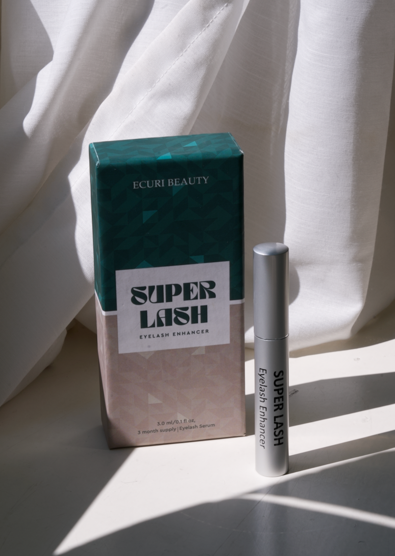 Product foto van de Superlash wimperserum buiten verpakking en het losse product flesje