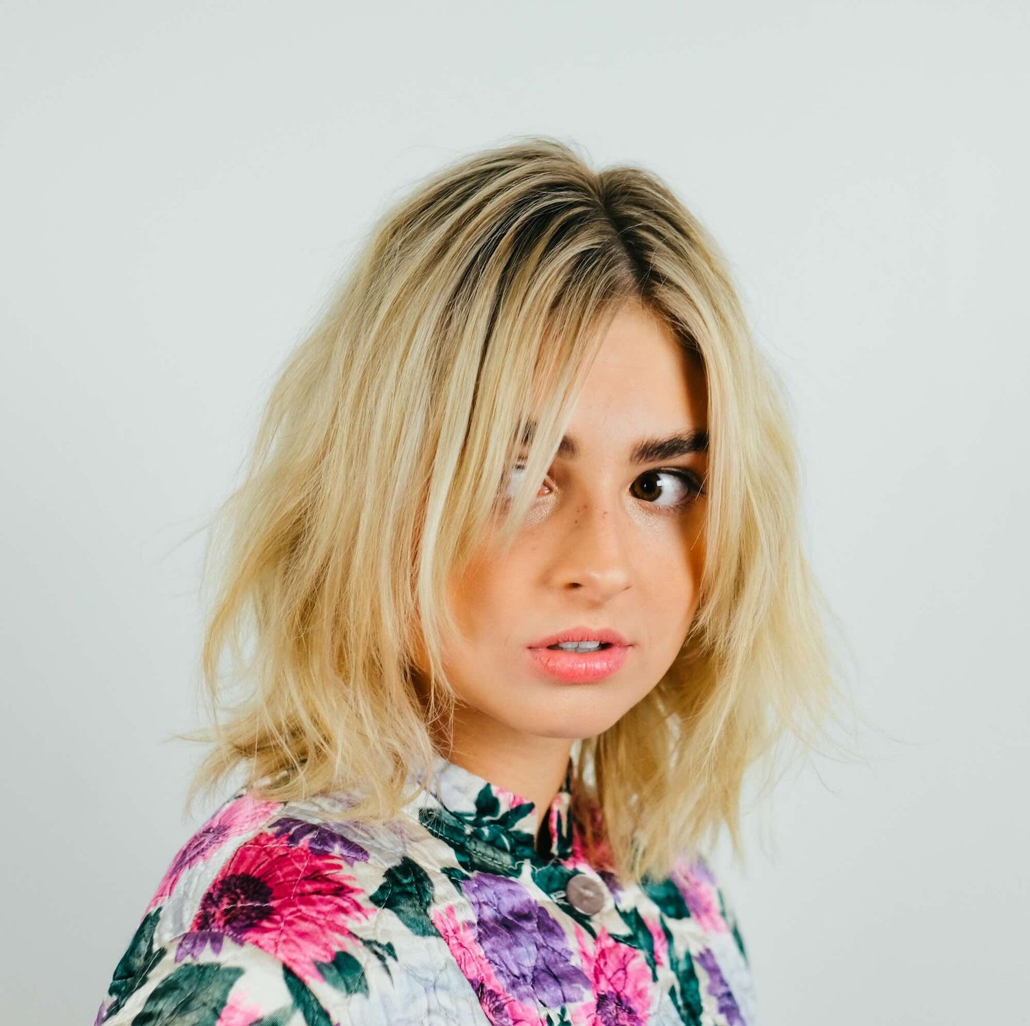 Vrouw bruine wenkbrauwen blond haar